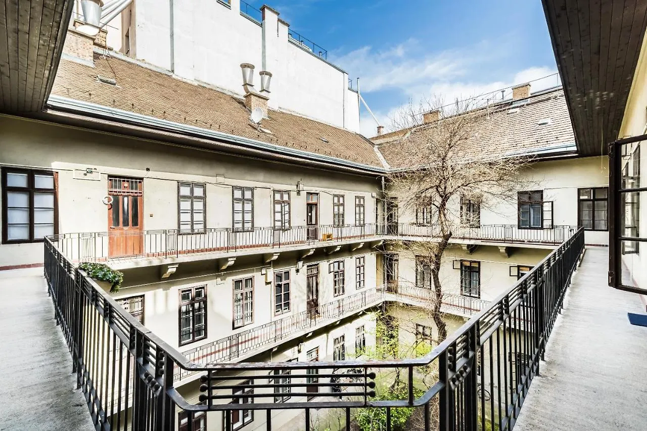 Corbie Downtown Apartment Budapest 0*,